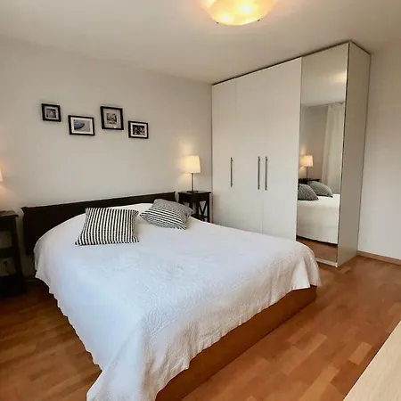 Comfortable, Sunny, Quiet, Good Location! Apartment *