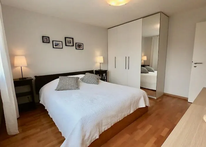 Comfortable, Sunny, Quiet, Good Location! Apartment *